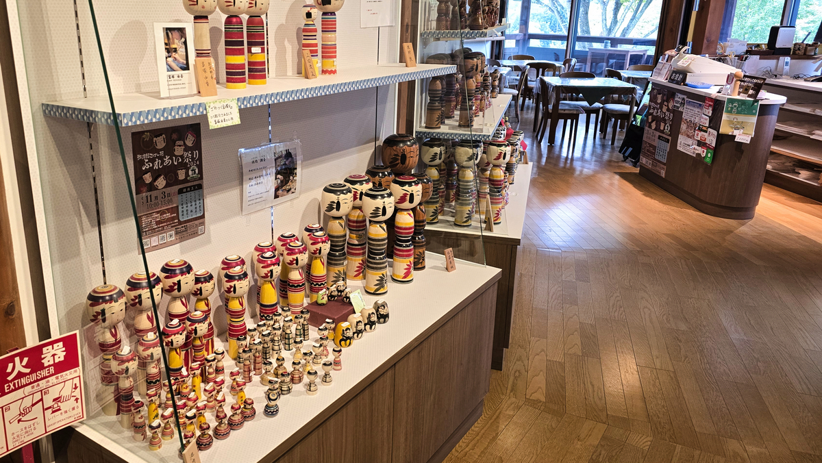 弥治郎こけし村