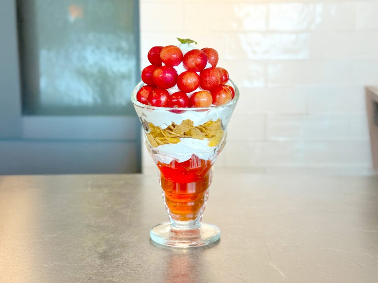 おすすめスイーツ：さくらんぼパフェ